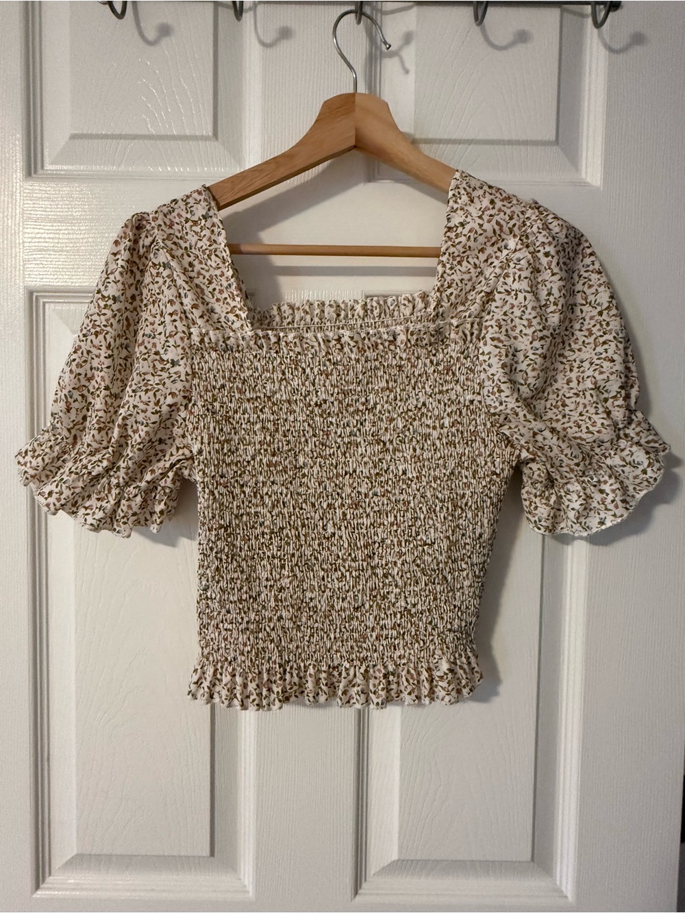 3/$20 SHEIN Cream Floral Smocked Puff Sleeve Crop Top